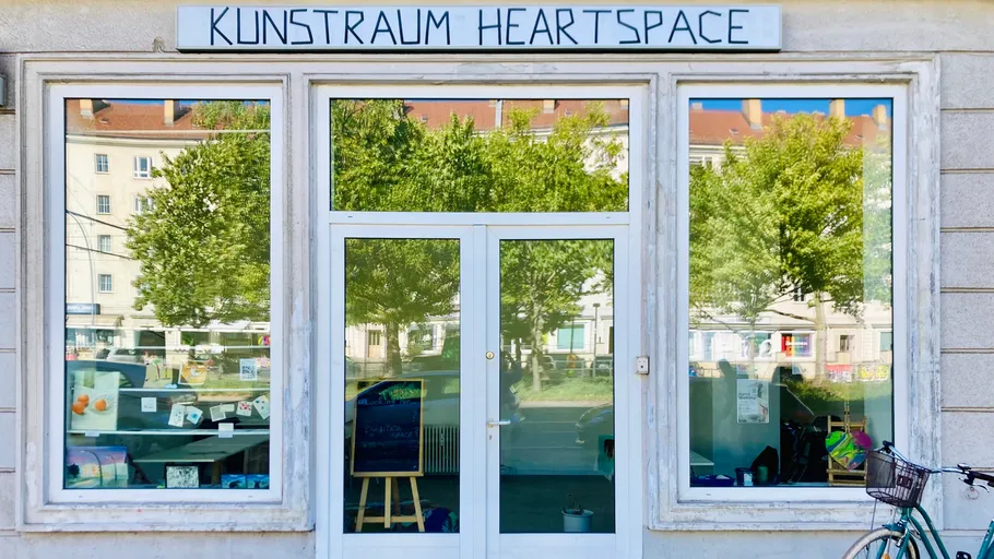 Front eines Kunstgalerieraums mit Fenstern, Schild.