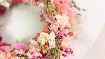 Bunter Blumenkranz auf weißer Oberfläche.