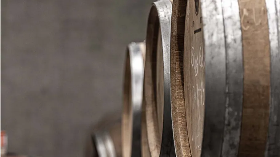Holzfässer in einem Keller aufgereiht.