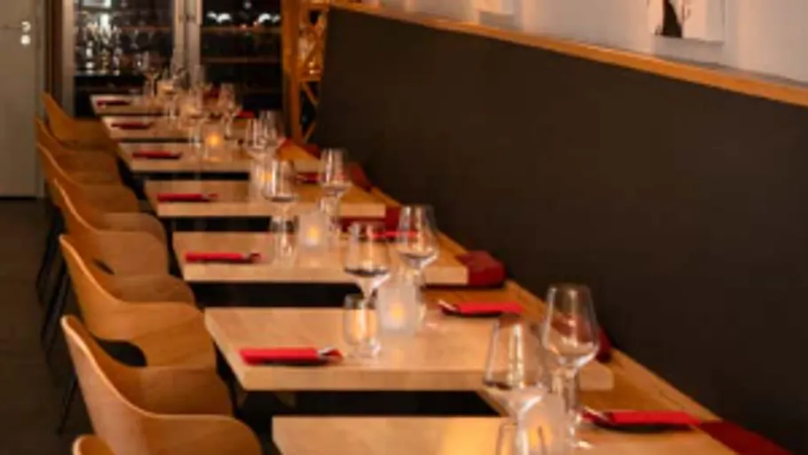 Leere Restauranttische mit eleganter Eindeckung.