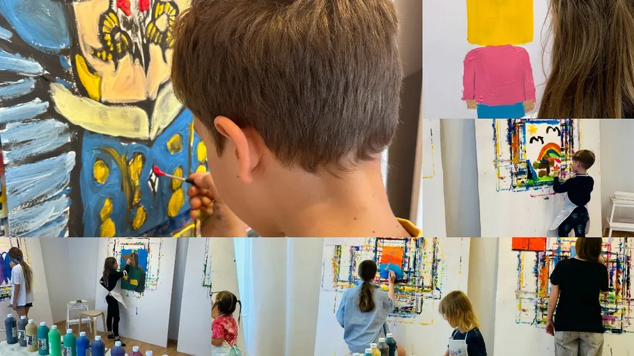 Kinder malen auf Leinwänden im Kunststudio.