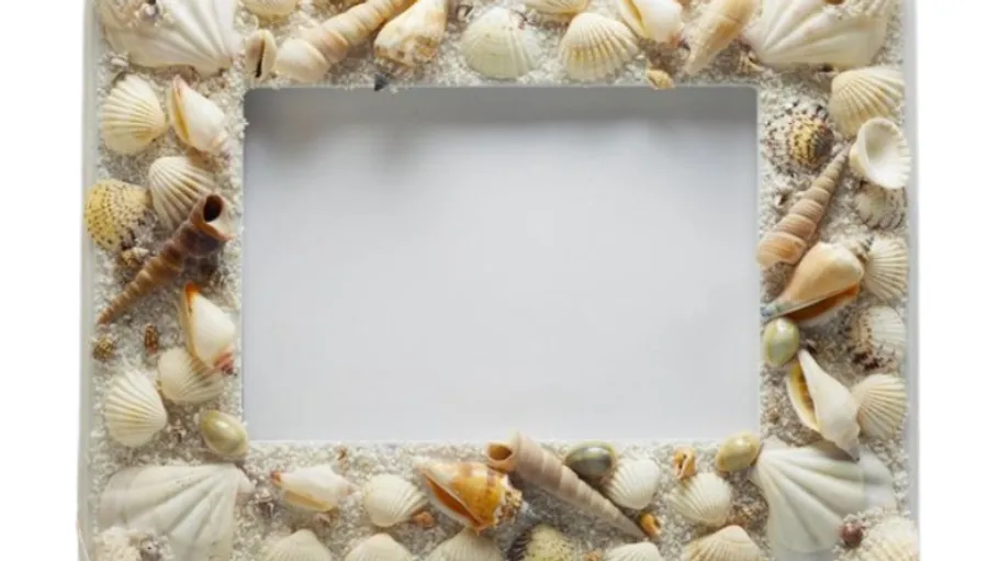 Mit Muscheln verzierter Bilderrahmen leerer Mitte.