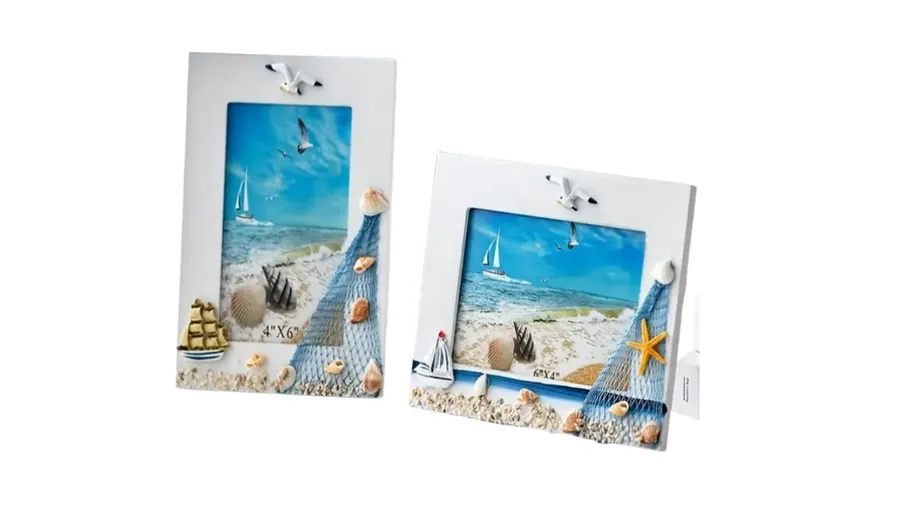 Zwei nautische Bilderrahmen mit Strandmotiven.