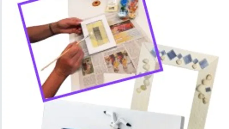 Hände dekorieren Bilderrahmen auf Tisch.