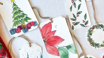 Dekorative Geschenkanhänger mit Weihnachtsmotiven.