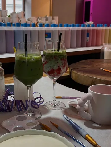 Zwei bunte Getränke auf einem Basteltisch.