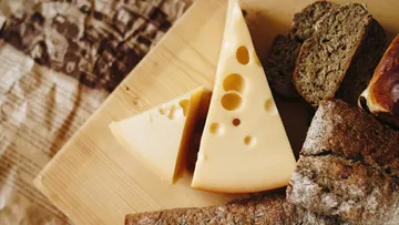 Käse und Brot auf Holzbrett.