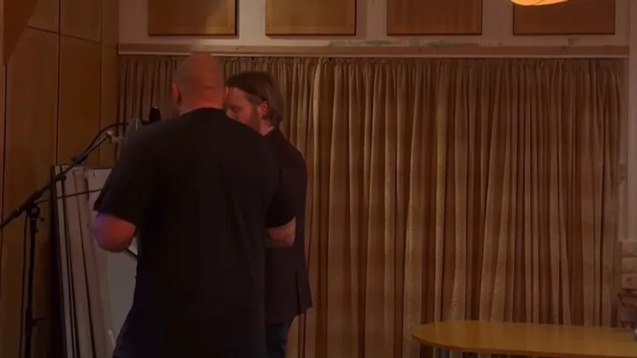 Zwei Männer sprechen in einem Studio.