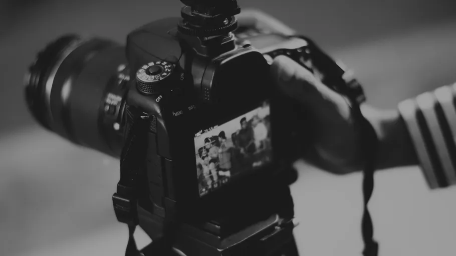 Digitalkamera-Bildschirm zeigt Gruppenfoto.