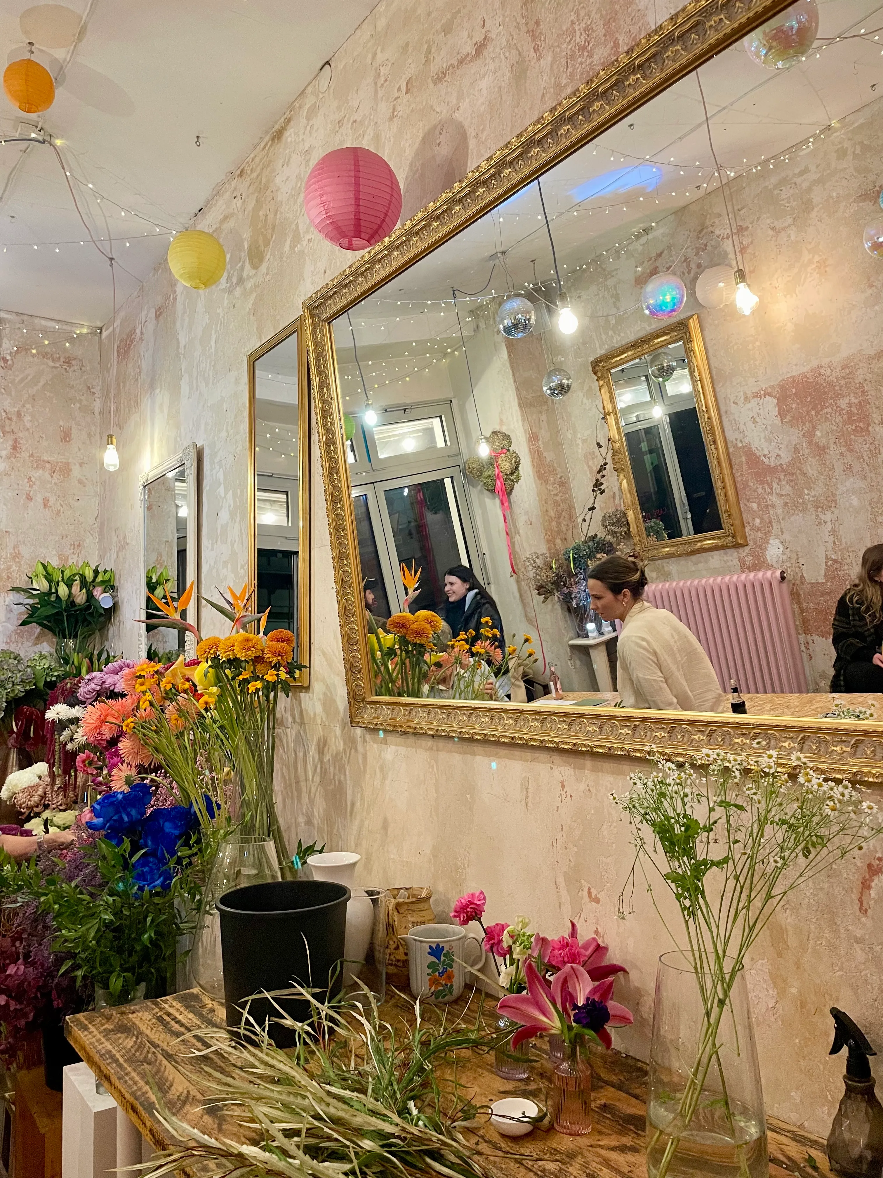 Blumen auf rustikalem Tisch mit Spiegeln.