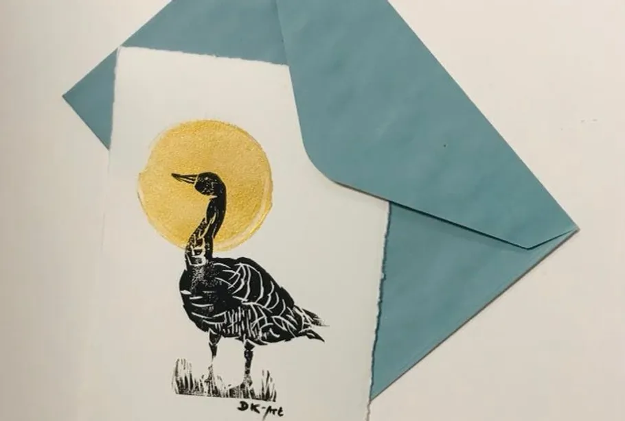 Vogelbild mit goldenem Kreis, blauer Umschlag.