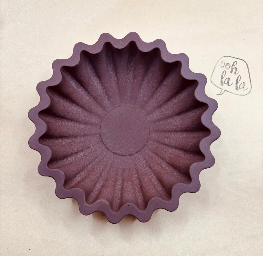 Geriffelte Silikonform auf strukturiertem Hintergrund.