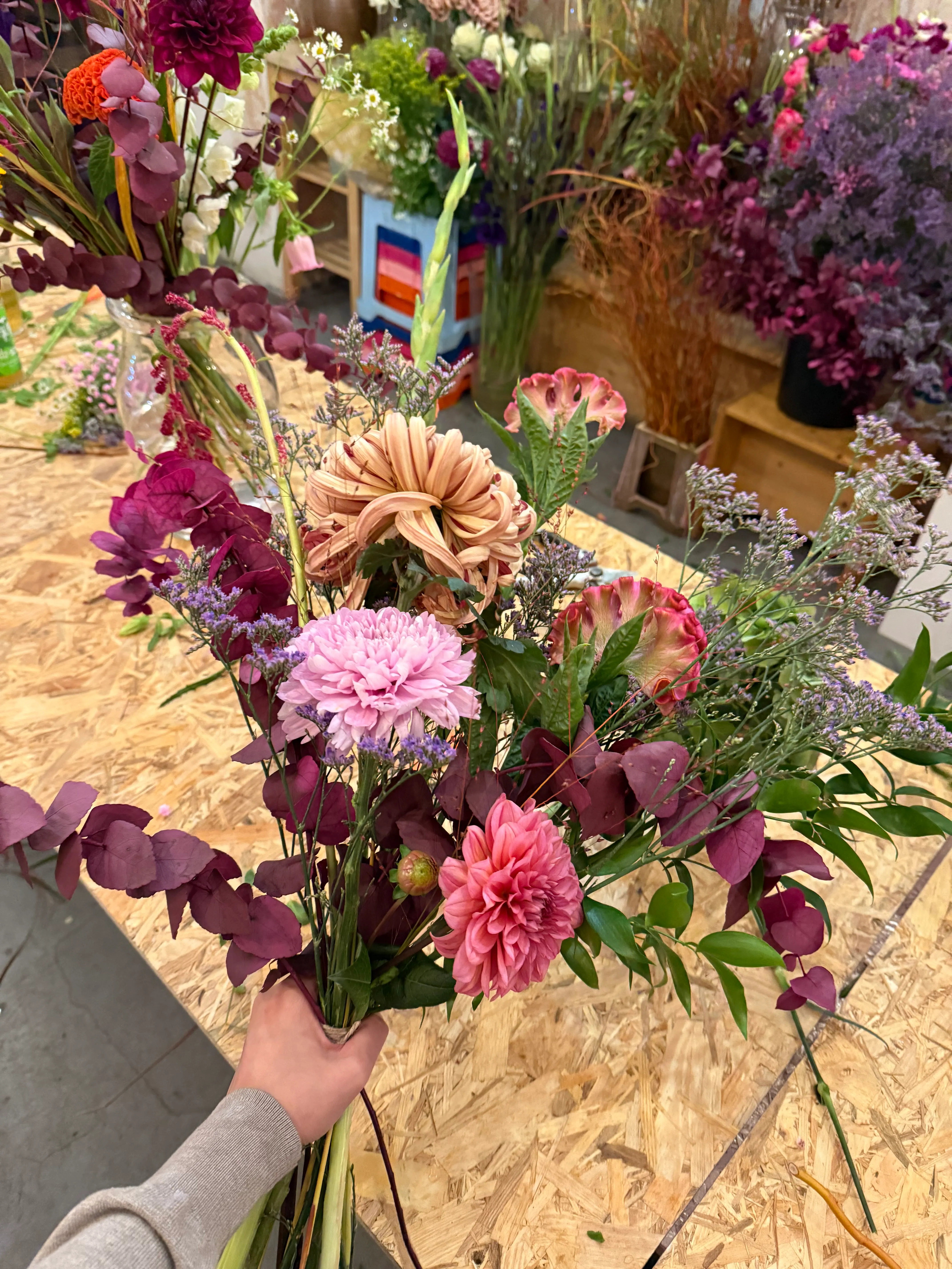 Bunter Blumenstrauß in der Hand gehalten.