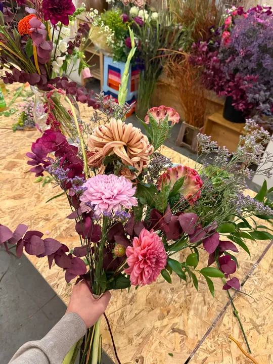Bunter Blumenstrauß in der Hand gehalten.