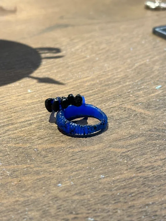 Blauer Ring auf Holztisch, Sonnenschatten.
