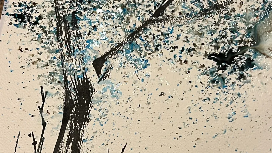 Baum mit gespritzter blauer Farbe gemalt