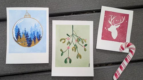 Drei Weihnachtsillustrationen mit Zuckerstange auf Holz.