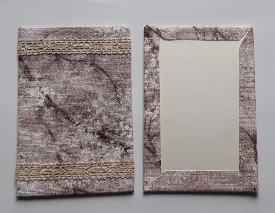 Zwei textile Rahmen auf weißem Hintergrund.