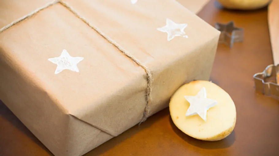 Kartoffeldruck auf Geschenkpapier