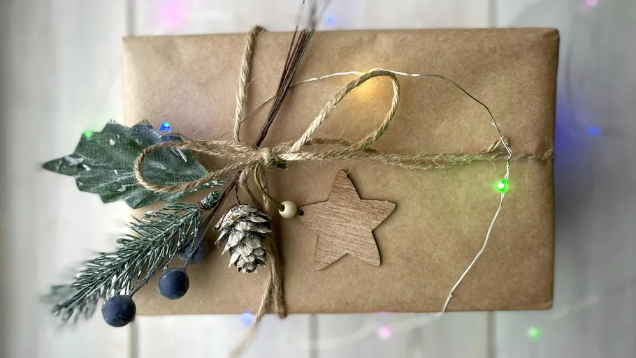 Geschenk mit Naturpapier verpackt und mit Naturmaterial dekoriert