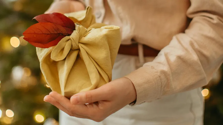 Geschenk mit Tuch verpackt