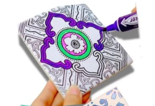 Hand malt kompliziertes Design auf Keramikfliese.