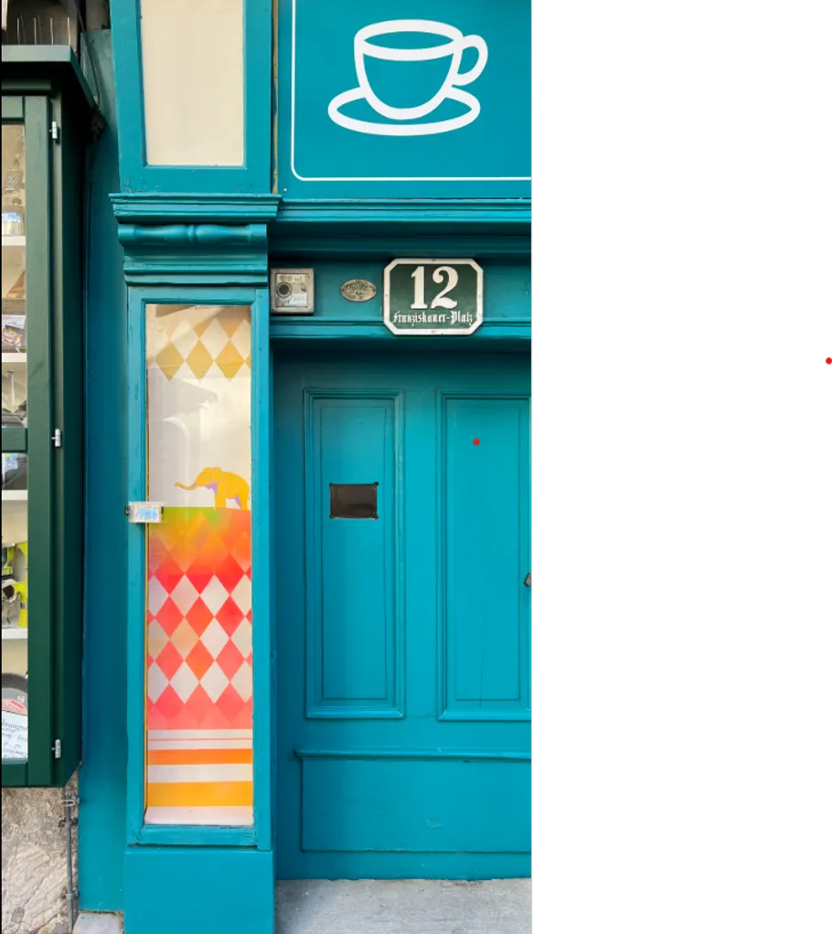 Blaues Geschäft mit Tassen-Schild und Nummer 12.