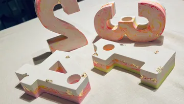 Dekorative Buchstaben auf einem Tisch.