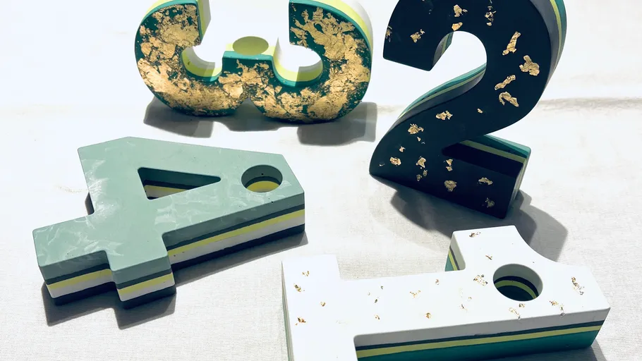 Dekorative Zahlen mit Goldfolie auf Tisch liegend.