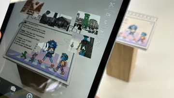 Tablett zeigt Augmented-Reality-Szene mit Ampel.