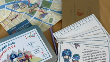 Kinderspielkarte und Abenteuerkarten auf einem Tisch.
