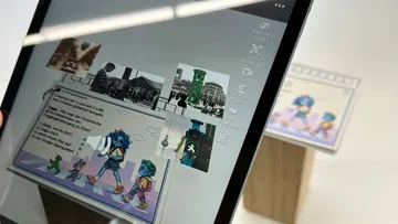 Tablet zeigt Bilder und Text auf Bildschirm.