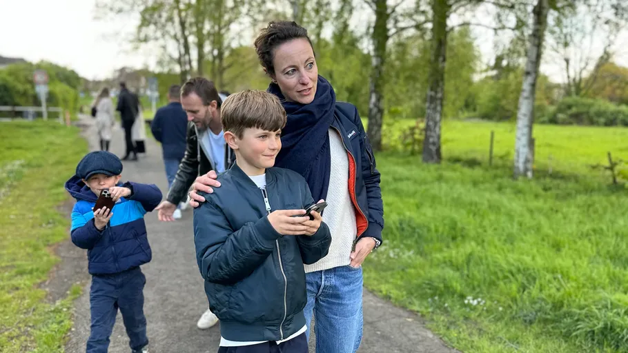Frau und Junge stehen auf Parkweg.
