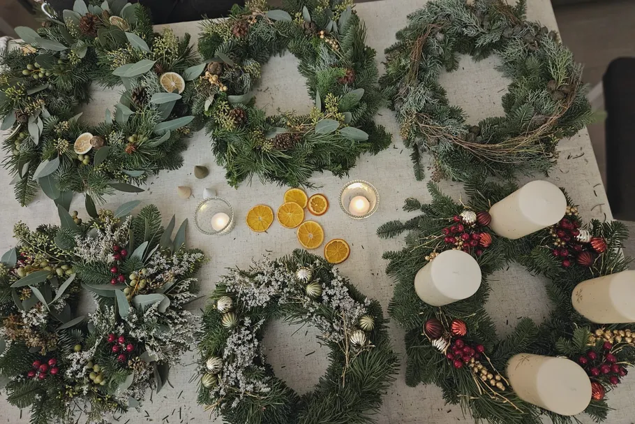 Weihnachtskränze auf einem Tisch angeordnet.