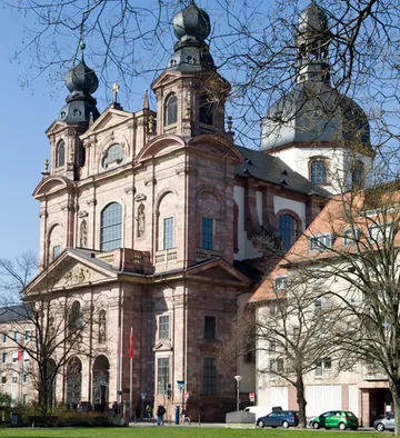 Große Kirche mit Zwillingstürmen, sonniger Tag.