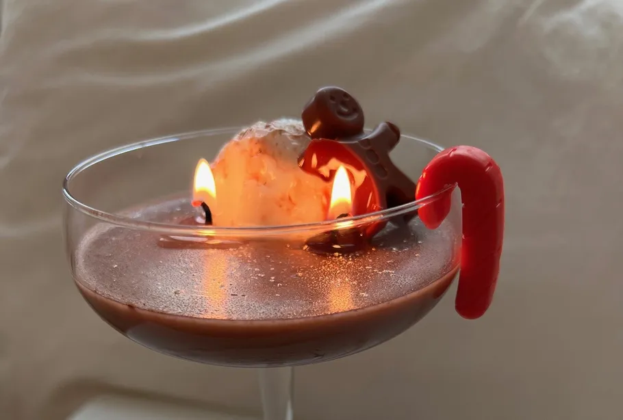 Schokoladendessert mit Flammen und Lebkuchen.