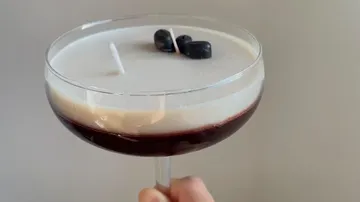 Zweischichtgetränk mit Beeren und Dochten.