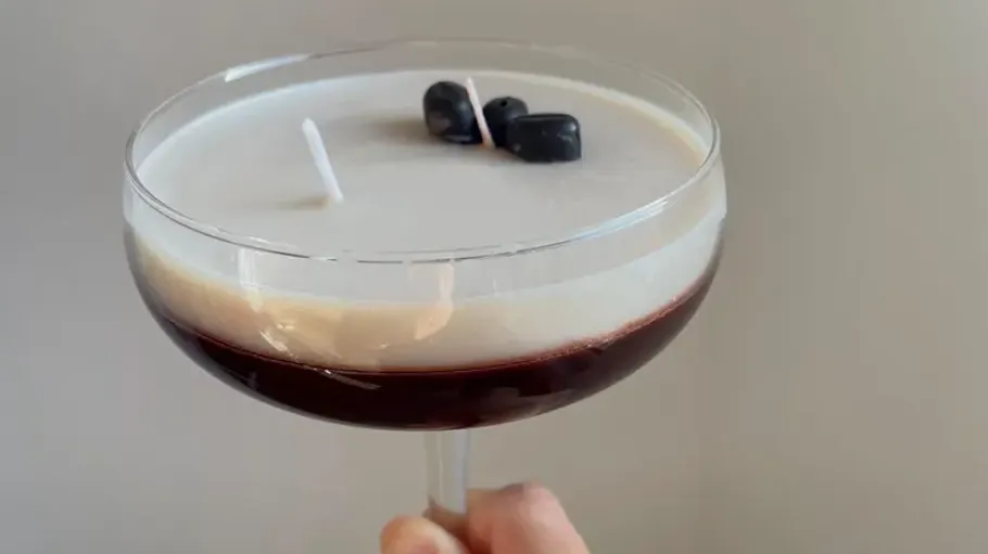 Zweischichtgetränk mit Beeren und Dochten.