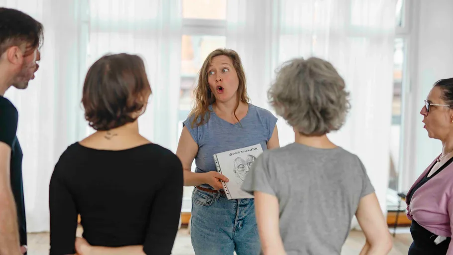 Gruppe von Menschen in Diskussion drinnen.