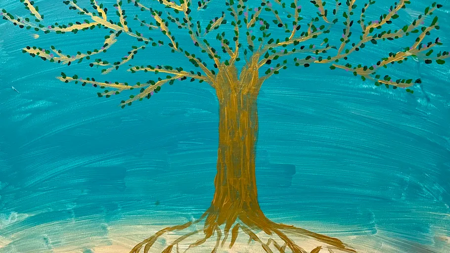 Baum auf blauem Hintergrund gemalt.