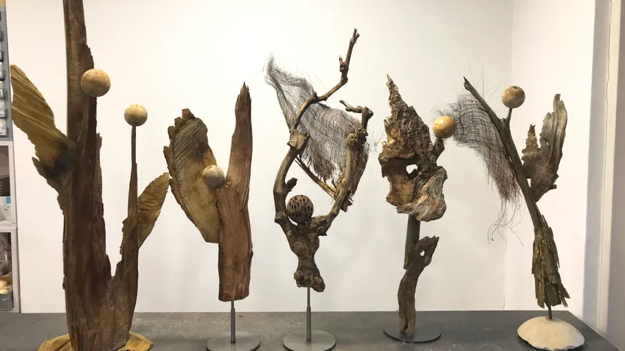 Abstrakte Skulpturen aus Holz und Ästen innen.