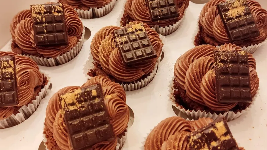 Schokoladen-Cupcakes mit Schokoladenstücken belegt.