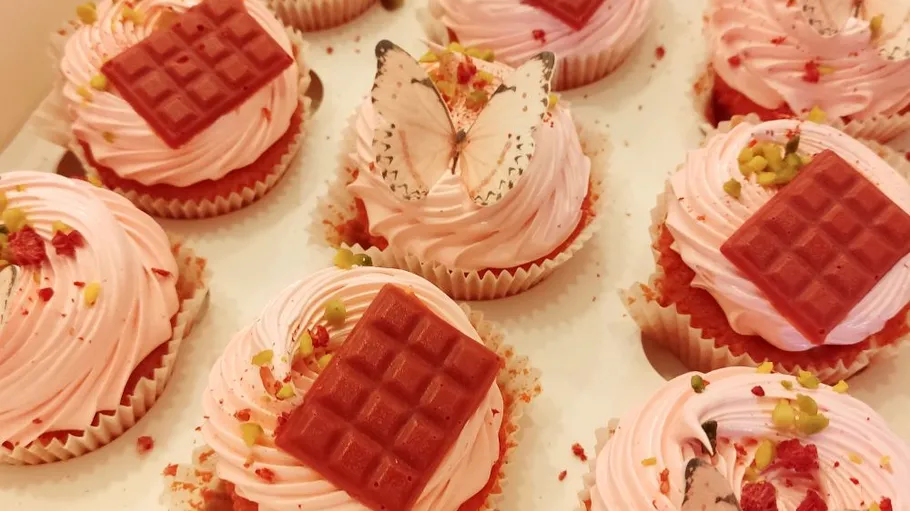 Rosa Cupcakes mit Schokolade im Karton.