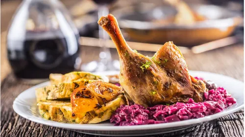 Gebratene Entenkeule mit Rotkohl und Knödeln.