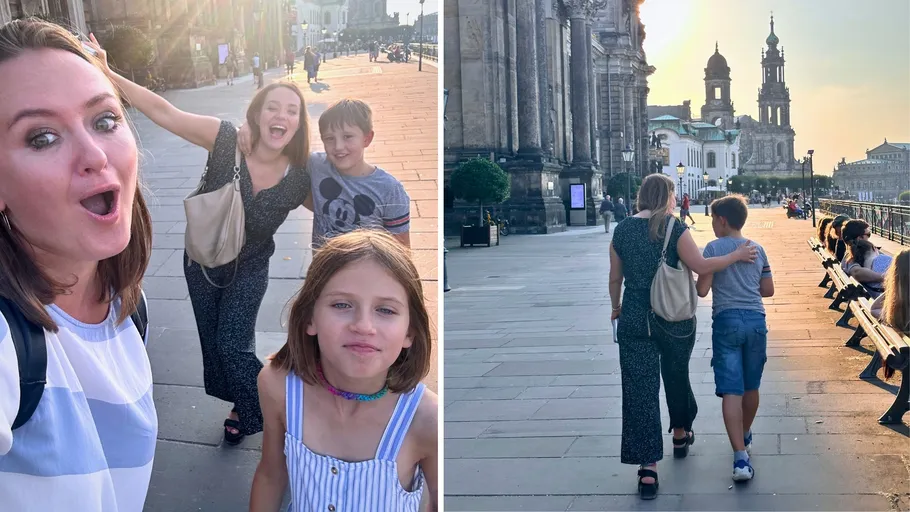 Familie posiert und spaziert in historischer Stadt.