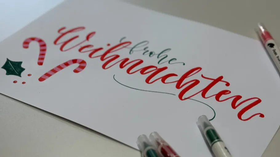 Festliche Karte mit Kalligrafie auf Tisch.