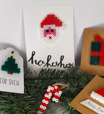 Weihnachtsbasteleien mit Perlen auf Karten.