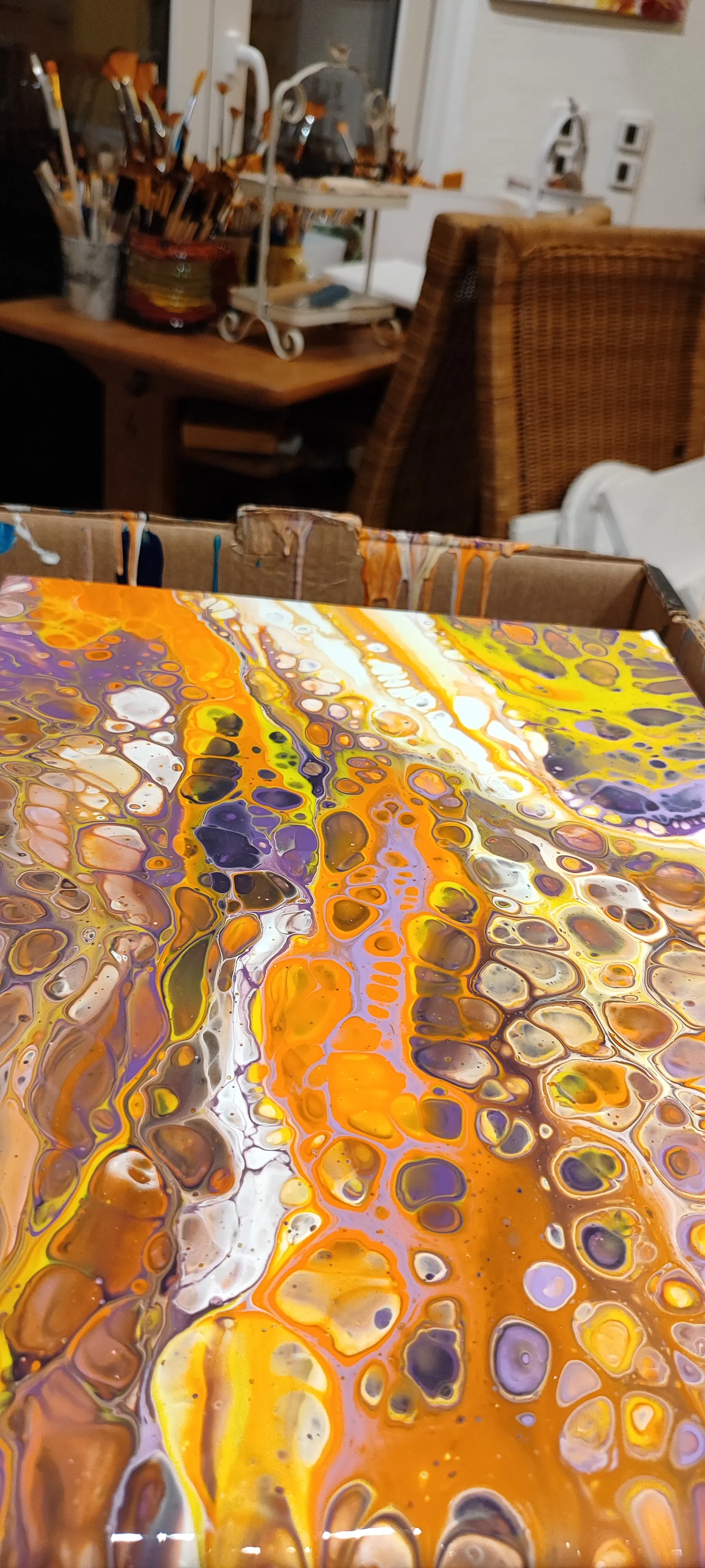 Buntes abstraktes Gemälde auf Holztisch.