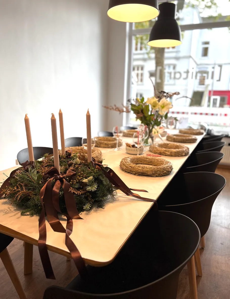 Tisch mit Mittelstück und Strohringen, innen.