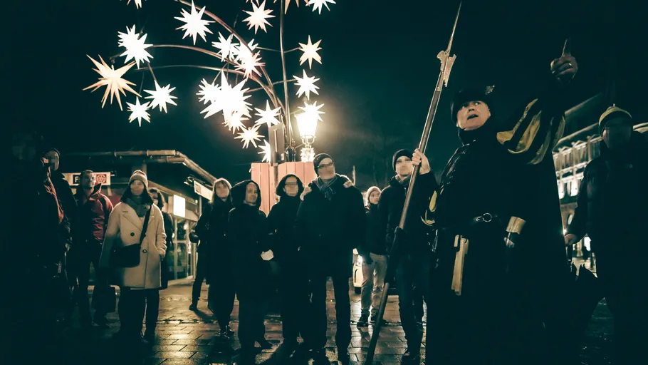 Gruppe von Menschen bei einer Nachtführung.